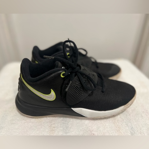 Nike Kyrie Flytrap Basketball Sneaker- Size 5.5 Youth - Picture 3 of 8